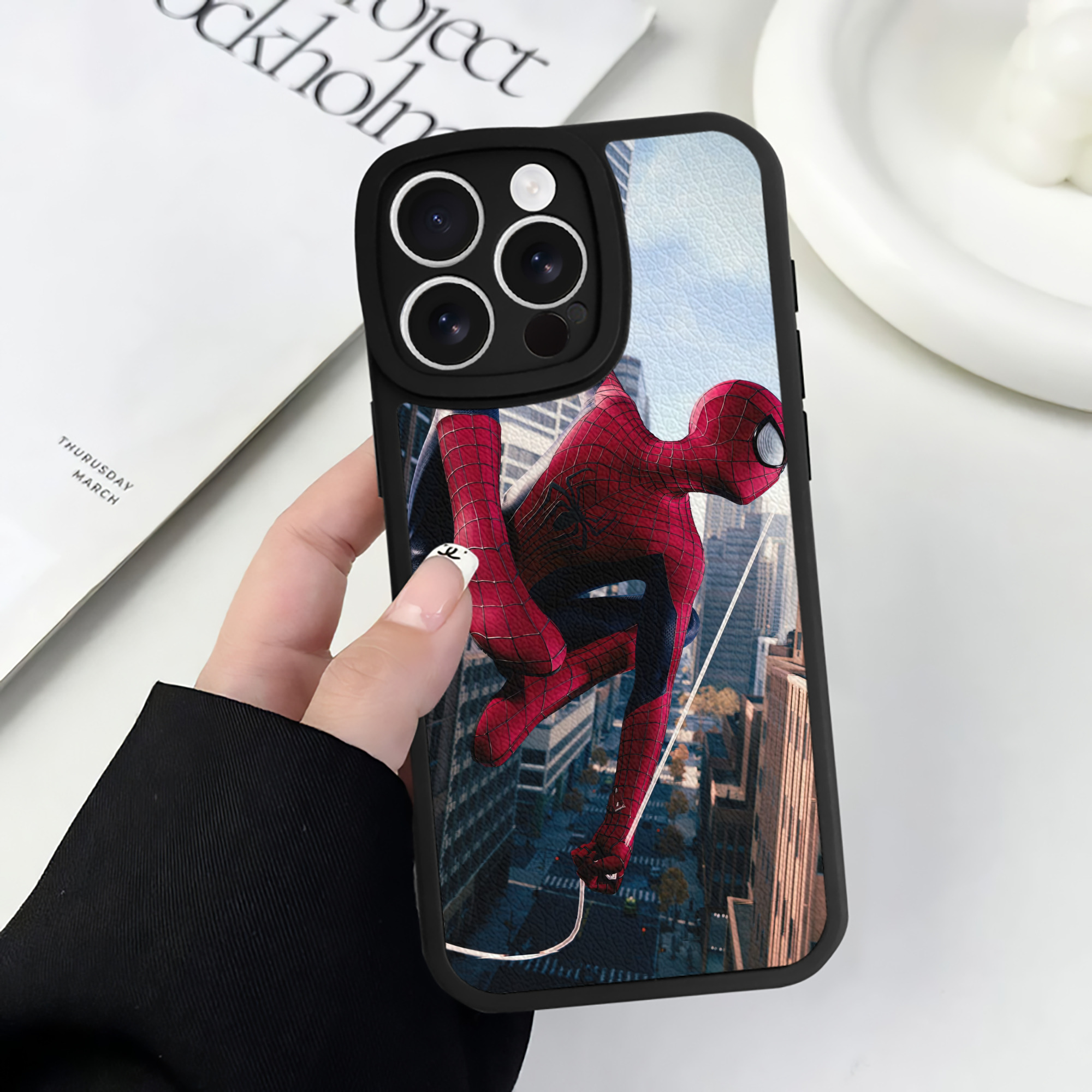 （画像用） Spider Man スパイダーマン 【iPhone 16シリーズ対応】シリコンスマホケース（レザー調） 材質：シリコン